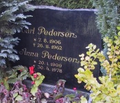 Gravsten over Carl Pedersen og hustru Anna f. Laursen