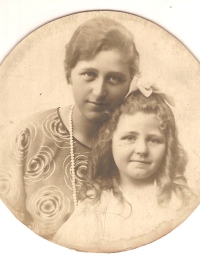 Mary Christine Hansen med halvsøsteren Edith Marie Kristine Hansen